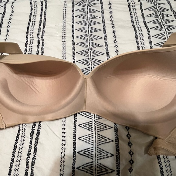 This is a wireless bra that is in excellent condition. - Picture 2 of 6